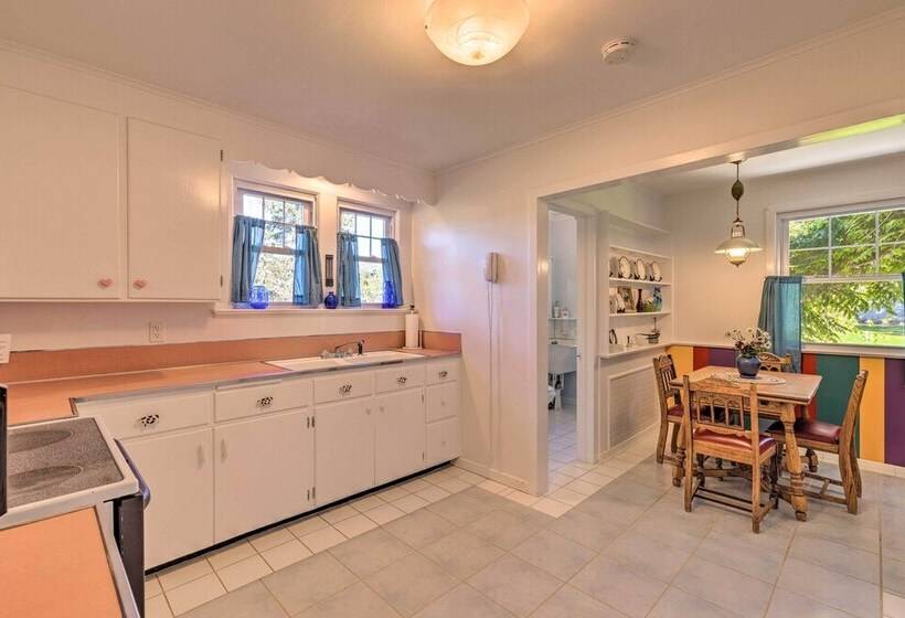 Historic North Fork Farmhouse Near Wineries!