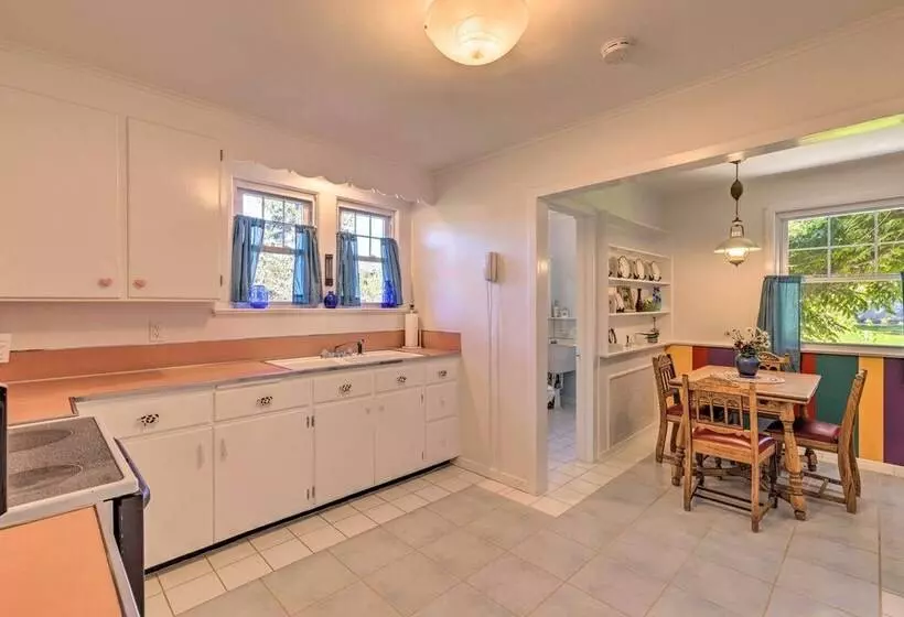 Historic North Fork Farmhouse Near Wineries!