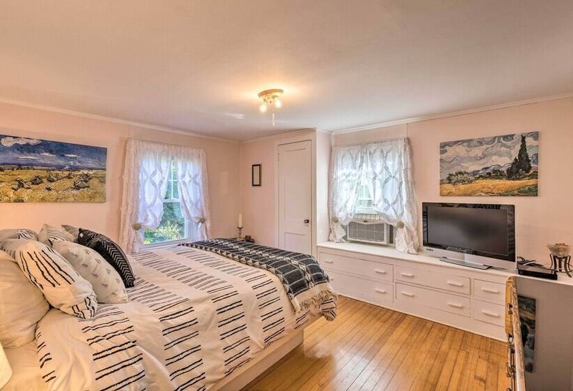 Historic North Fork Farmhouse Near Wineries!