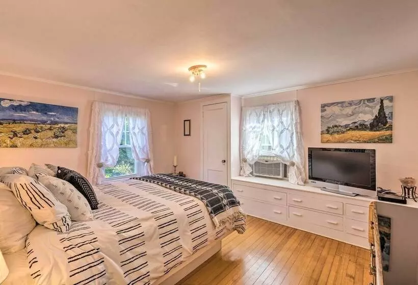 Historic North Fork Farmhouse Near Wineries!