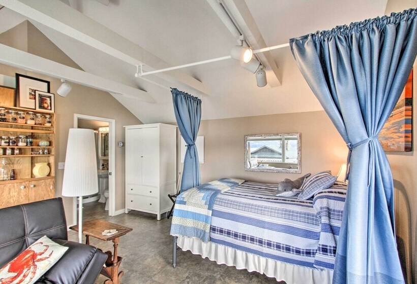 Idyllic Waterfront Cottage W/beach & Sunset Views!