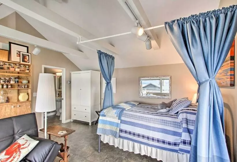 Idyllic Waterfront Cottage W/beach & Sunset Views!
