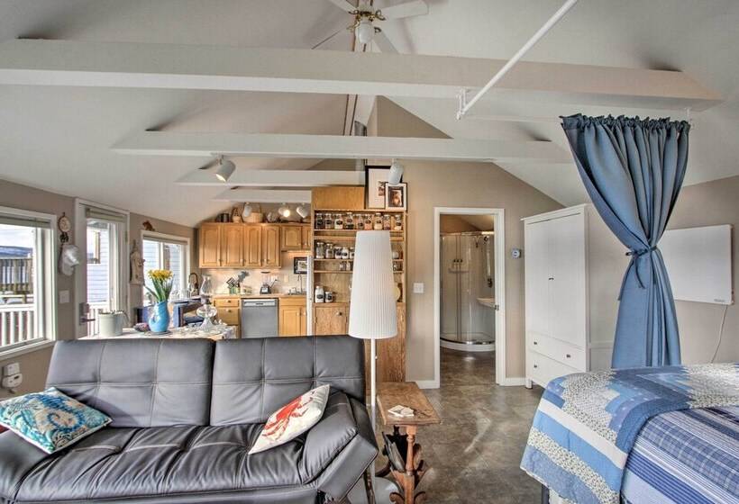 Idyllic Waterfront Cottage W/beach & Sunset Views!