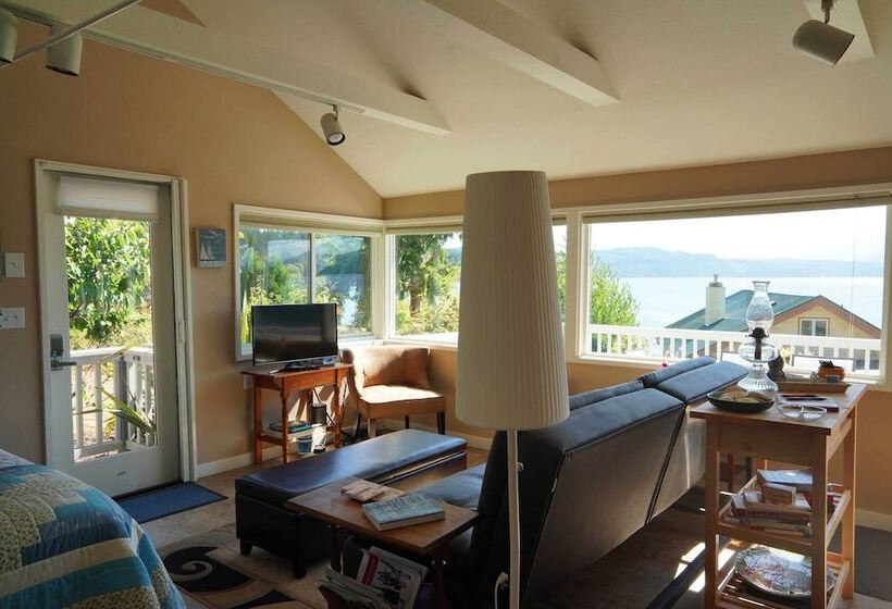 Idyllic Waterfront Cottage W/beach & Sunset Views!