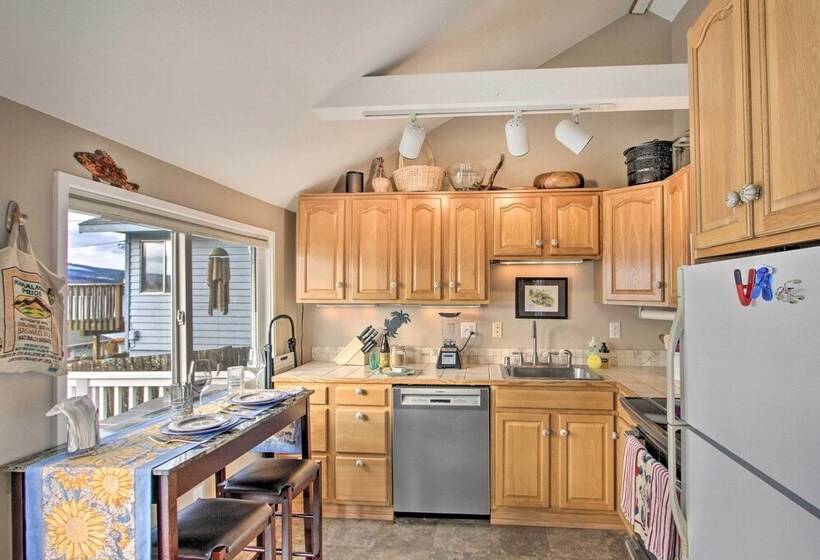 Idyllic Waterfront Cottage W/beach & Sunset Views!