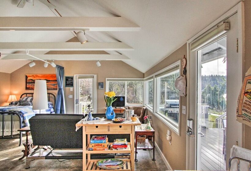 Idyllic Waterfront Cottage W/beach & Sunset Views!