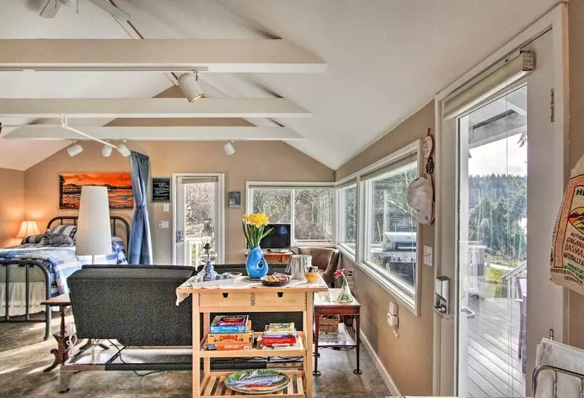 Idyllic Waterfront Cottage W/beach & Sunset Views!