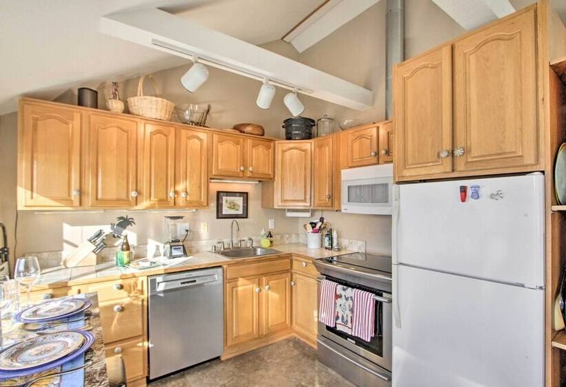 Idyllic Waterfront Cottage W/beach & Sunset Views!