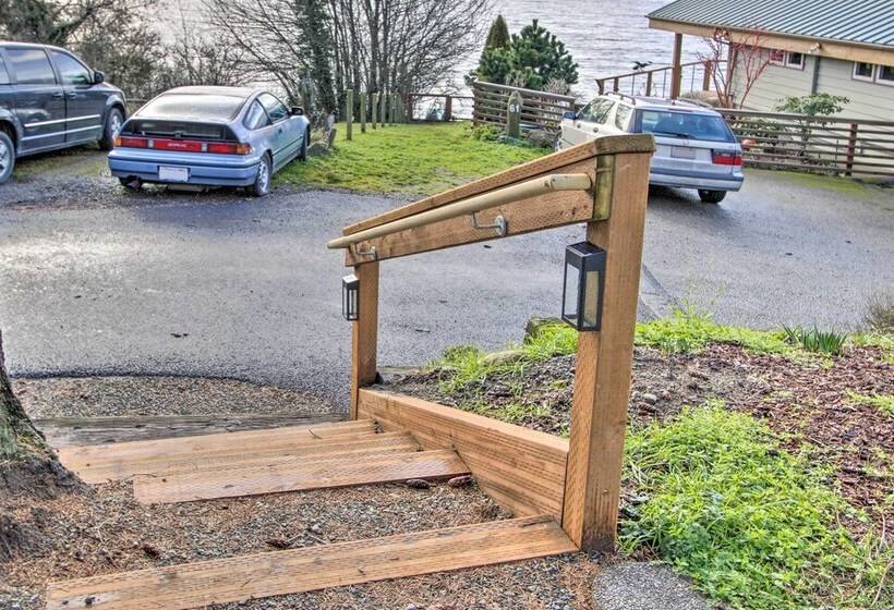 Idyllic Waterfront Cottage W/beach & Sunset Views!