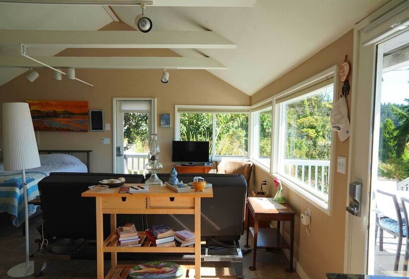 Idyllic Waterfront Cottage W/beach & Sunset Views!