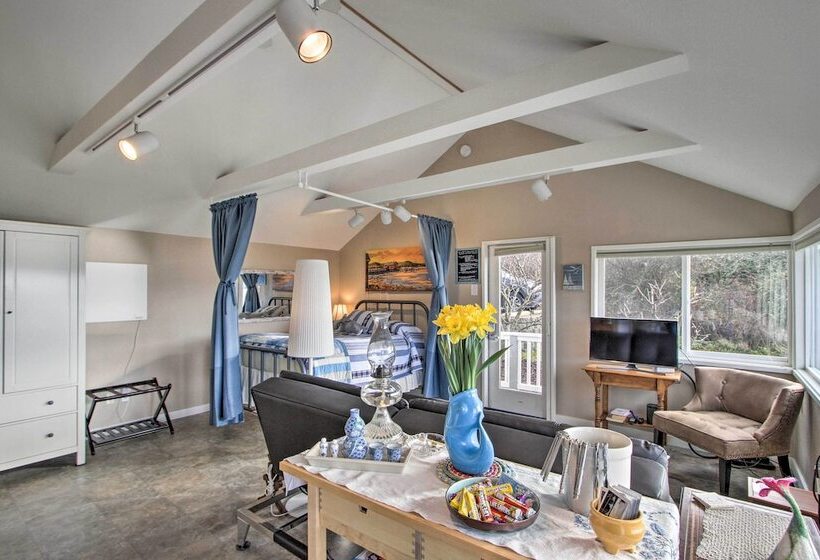 Idyllic Waterfront Cottage W/beach & Sunset Views!