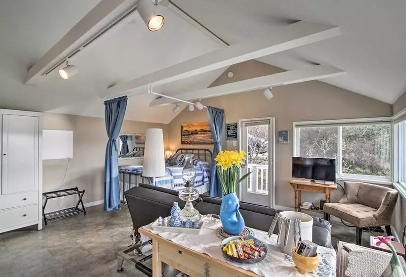 Idyllic Waterfront Cottage W/beach & Sunset Views!