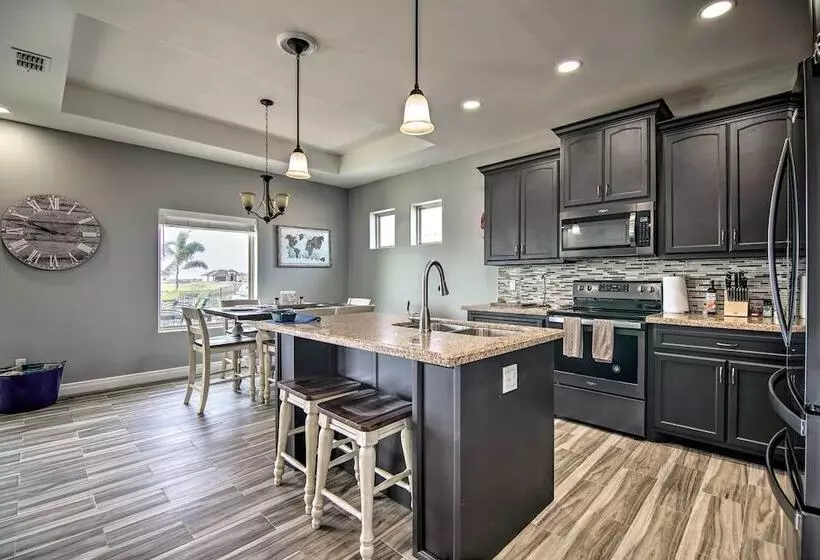 Laguna Vista Resort Style Home, Private Pool & Spa