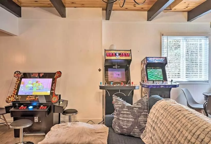 Modern Cabin W/ Game Room & Deck, Near Skiing