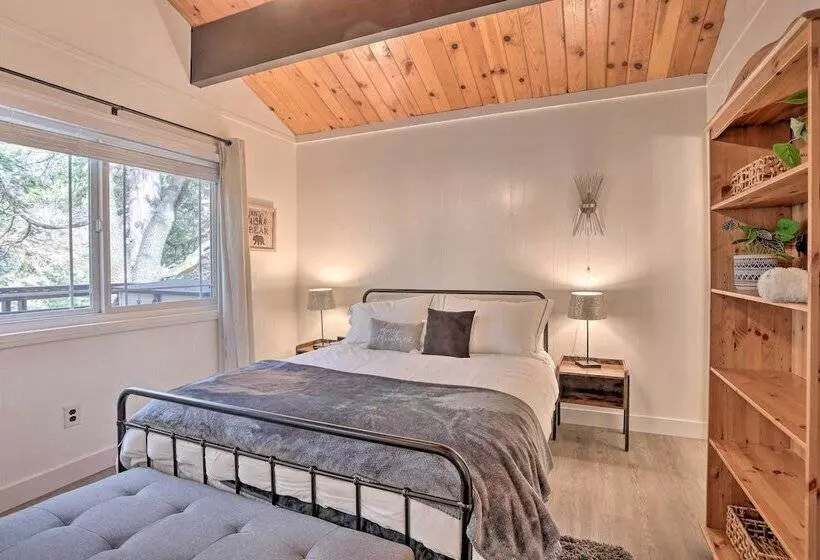 Modern Cabin W/ Game Room & Deck, Near Skiing