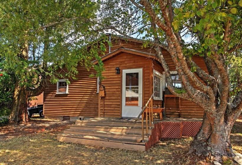 Newport Cabin W/ Lakefront Private Porch & Grill!