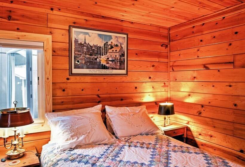 Newport Cabin W/ Lakefront Private Porch & Grill!