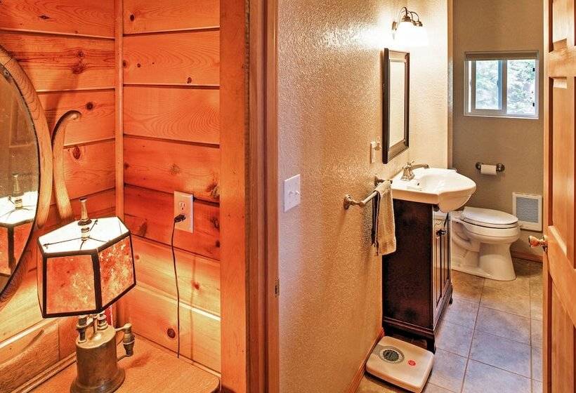 Newport Cabin W/ Lakefront Private Porch & Grill!