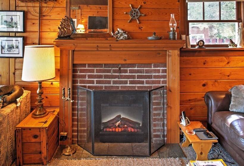 Newport Cabin W/ Lakefront Private Porch & Grill!