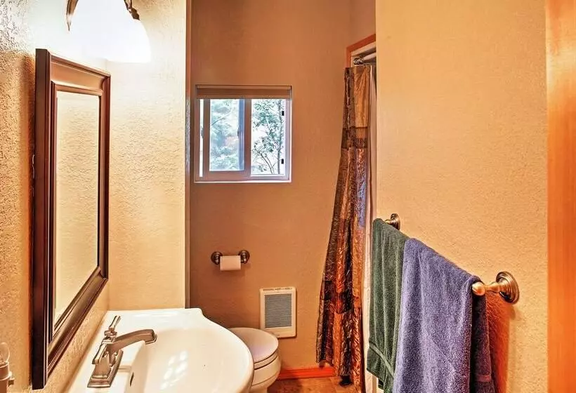 Newport Cabin W/ Lakefront Private Porch & Grill!