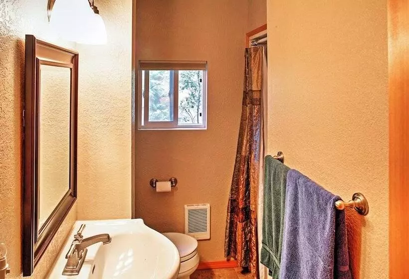 Newport Cabin W/ Lakefront Private Porch & Grill!