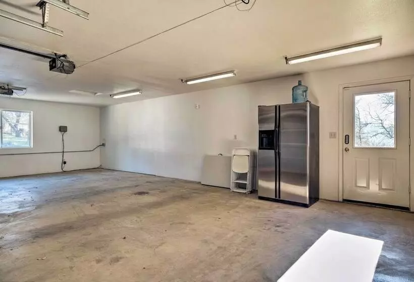 Hot Tub & Mtn Views: Peaceful Columbia Retreat!