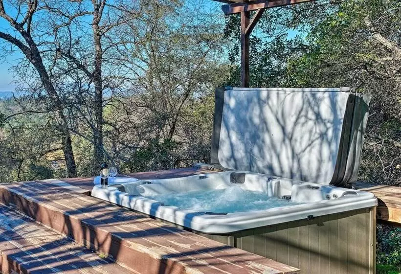 Hot Tub & Mtn Views: Peaceful Columbia Retreat!