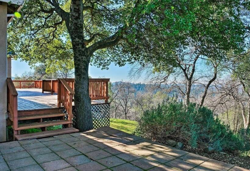 Hot Tub & Mtn Views: Peaceful Columbia Retreat!