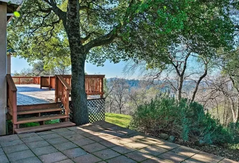 Hot Tub & Mtn Views: Peaceful Columbia Retreat!