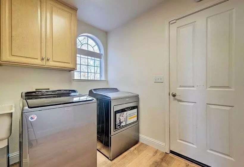 Hot Tub & Mtn Views: Peaceful Columbia Retreat!