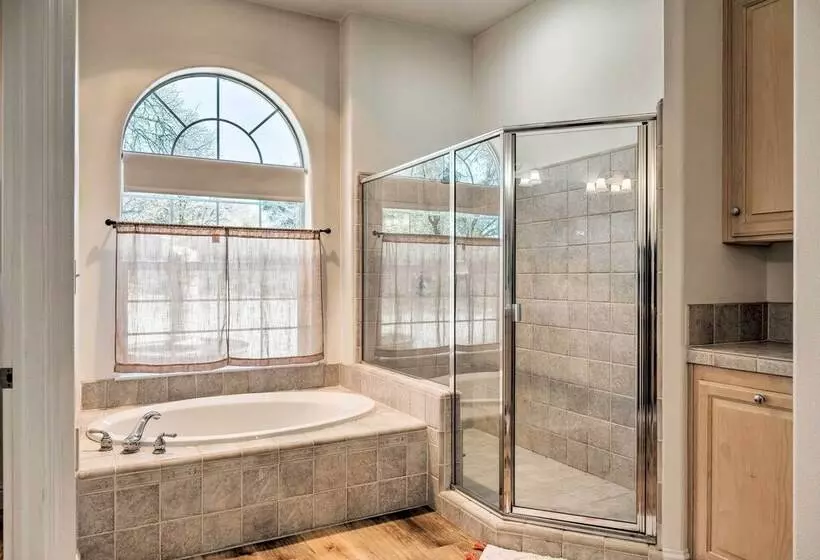 Hot Tub & Mtn Views: Peaceful Columbia Retreat!