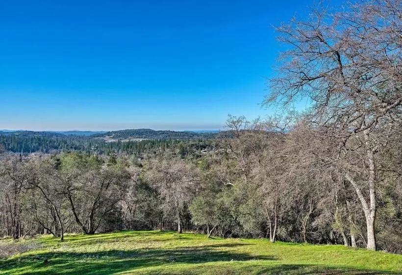 Hot Tub & Mtn Views: Peaceful Columbia Retreat!