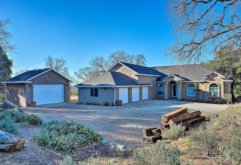 Hot Tub & Mtn Views: Peaceful Columbia Retreat!