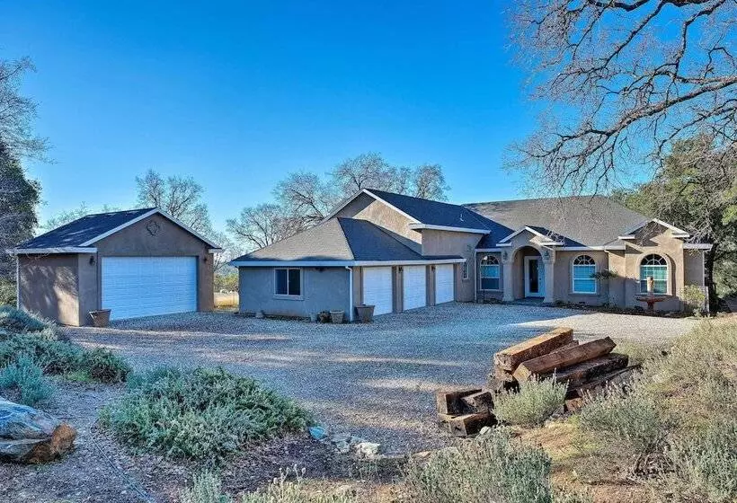Hot Tub & Mtn Views: Peaceful Columbia Retreat!
