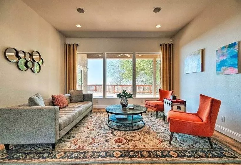 Hot Tub & Mtn Views: Peaceful Columbia Retreat!