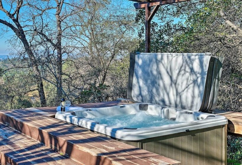 Hot Tub & Mtn Views: Peaceful Columbia Retreat!