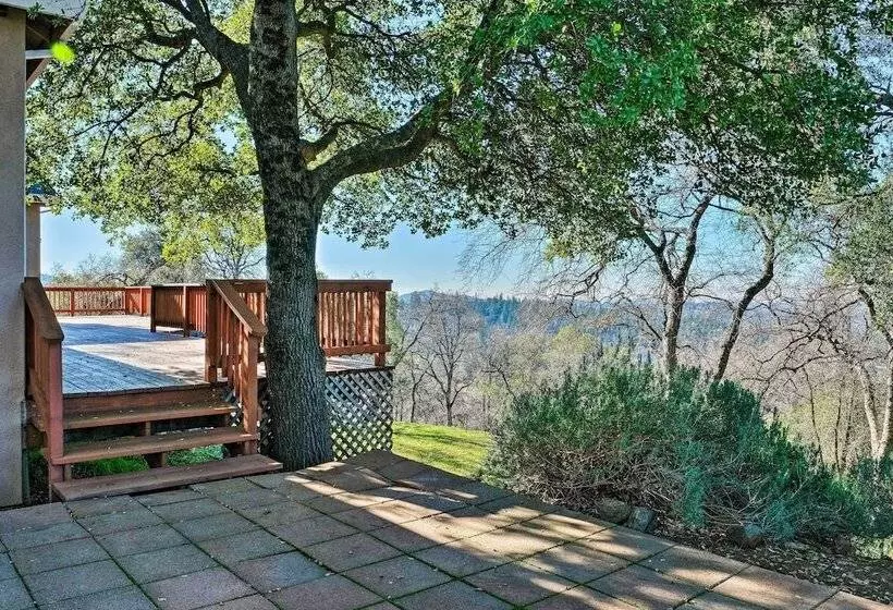 Hot Tub & Mtn Views: Peaceful Columbia Retreat!
