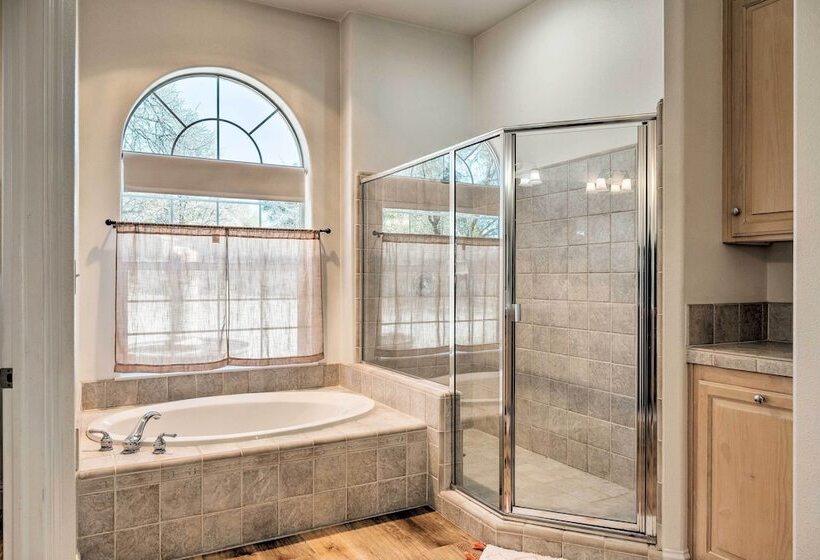 Hot Tub & Mtn Views: Peaceful Columbia Retreat!