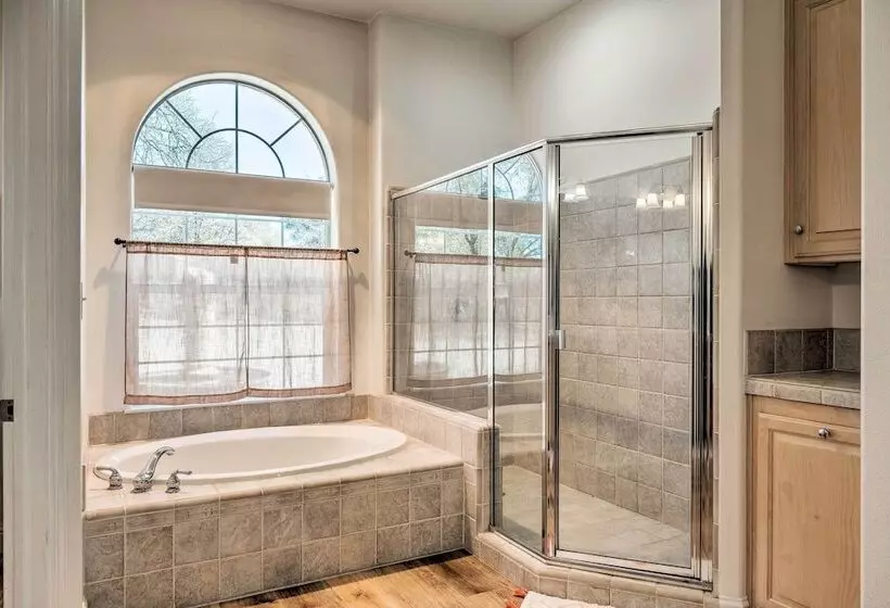 Hot Tub & Mtn Views: Peaceful Columbia Retreat!