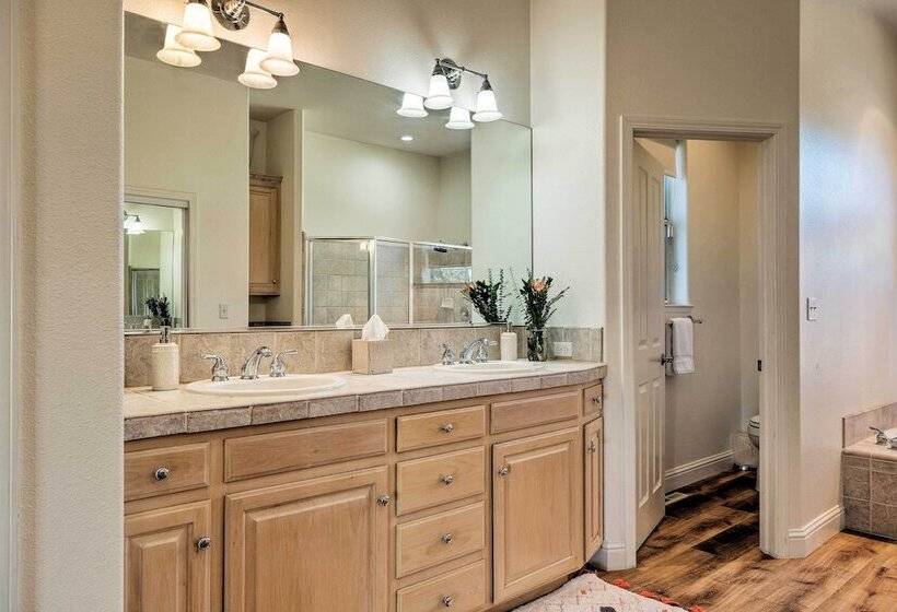 Hot Tub & Mtn Views: Peaceful Columbia Retreat!