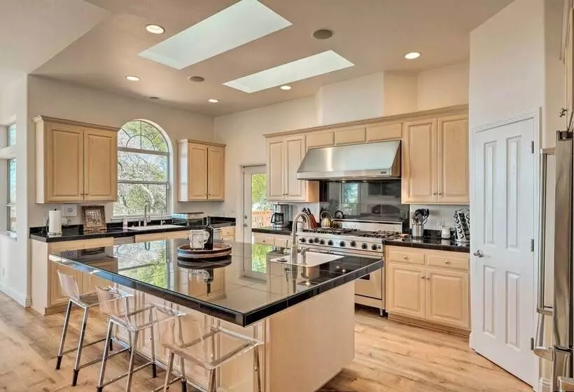 Hot Tub & Mtn Views: Peaceful Columbia Retreat!