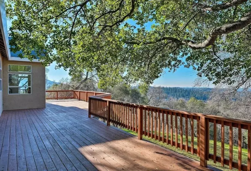 Hot Tub & Mtn Views: Peaceful Columbia Retreat!