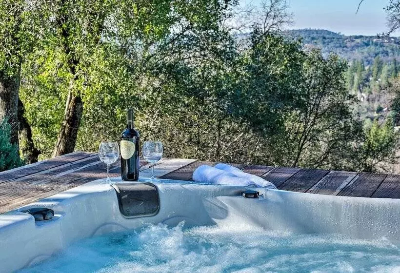 Hot Tub & Mtn Views: Peaceful Columbia Retreat!
