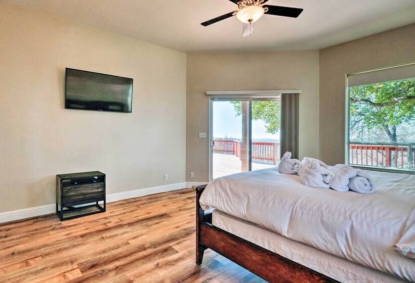 Hot Tub & Mtn Views: Peaceful Columbia Retreat!