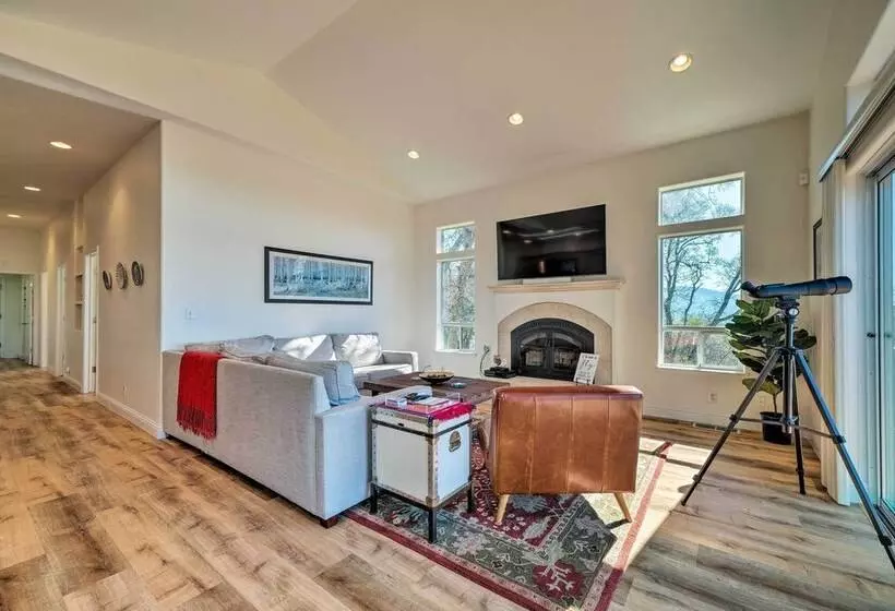 Hot Tub & Mtn Views: Peaceful Columbia Retreat!