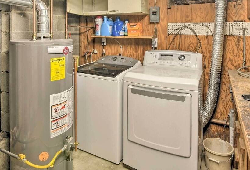 Pet Friendly Anchorage Gem: Walkable Location