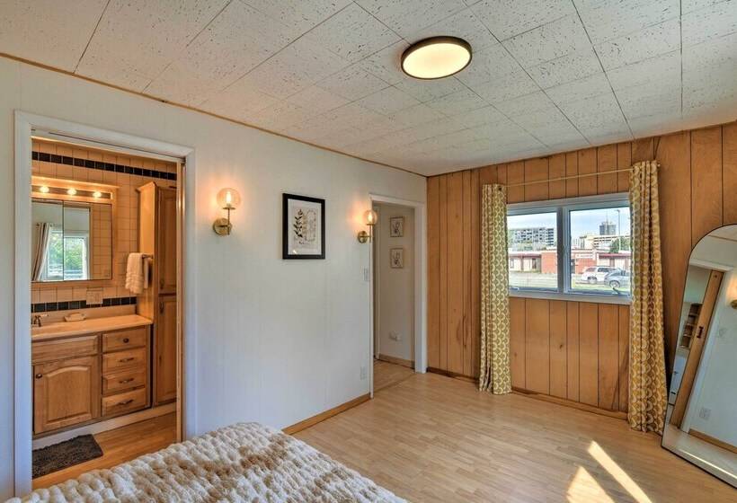 Pet Friendly Anchorage Gem: Walkable Location