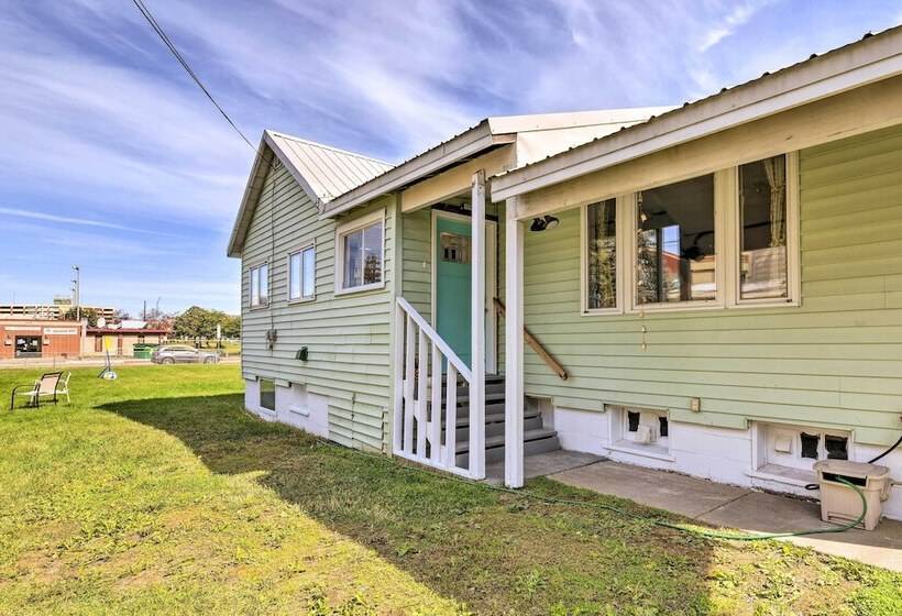 Pet Friendly Anchorage Gem: Walkable Location