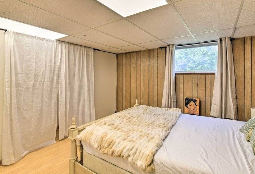 Pet Friendly Anchorage Gem: Walkable Location