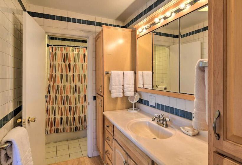 Pet Friendly Anchorage Gem: Walkable Location